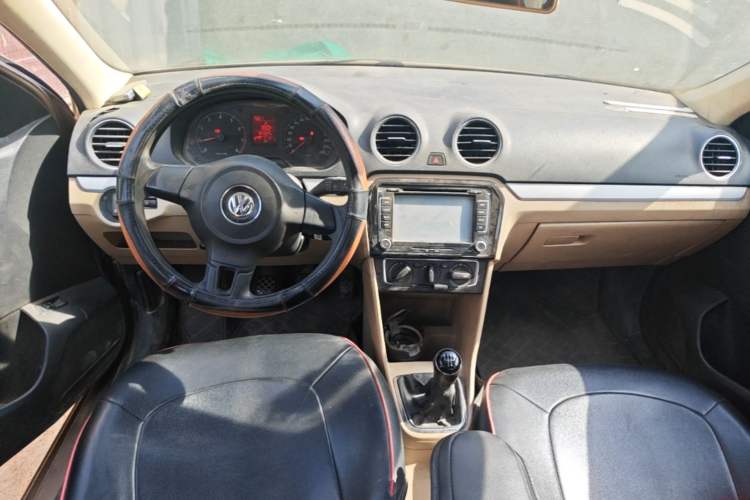 Used Volkswagen Jetta 2013 1.6L Manual Comfort Model Center Console