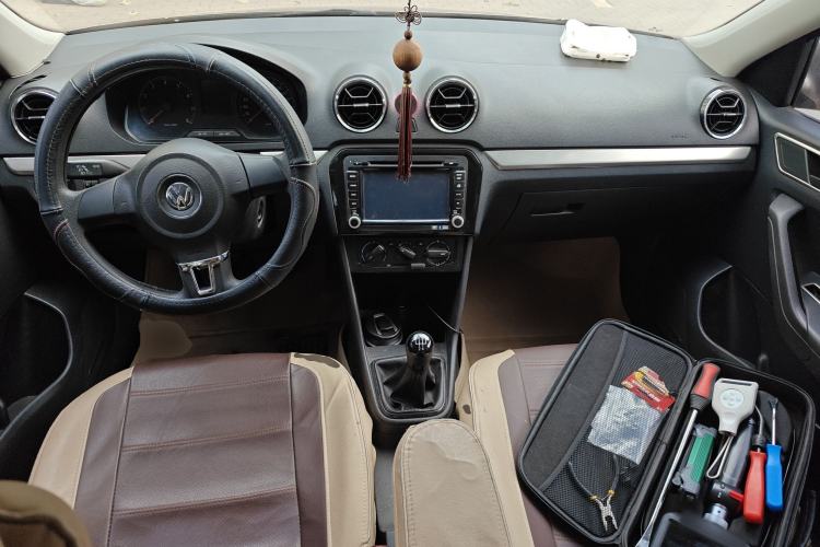 Used Volkswagen Jetta 2013 1.6L Manual Fashion Edition Center Console