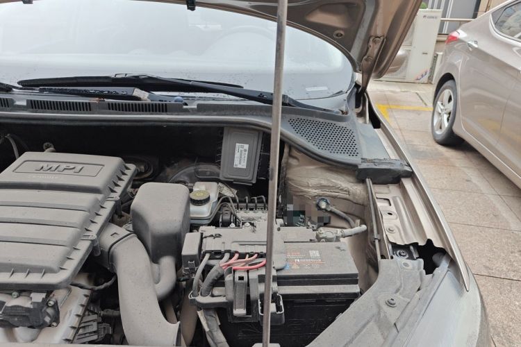 Used Volkswagen Jetta 2013 1.6L Manual Fashion Edition Engine Bay Left