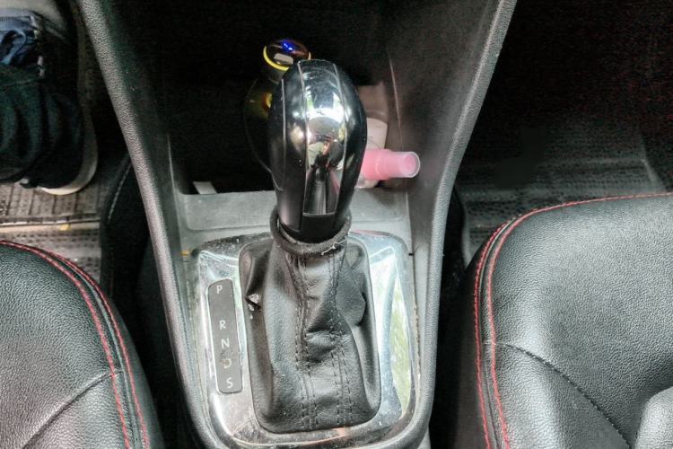 Used Volkswagen Jetta 2013 1.6L Automatic Fashion Model Gear Lever