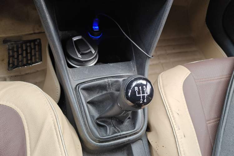 Used Volkswagen Jetta 2013 1.6L Manual Fashion Edition Gear Lever