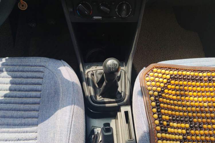 Used Volkswagen Jetta 2013 1.6L Manual Fashion Edition Gear Lever