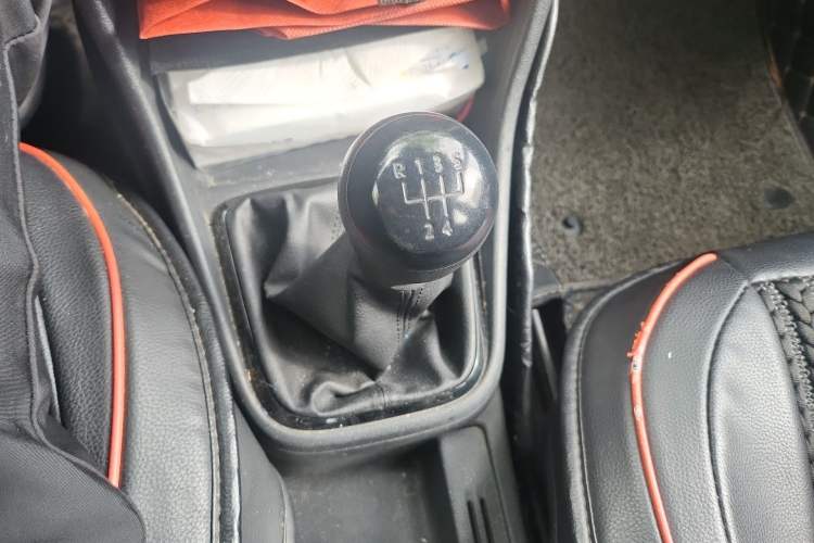 Used Volkswagen Jetta 2013 1.6L Manual Fashion Edition Gear Lever