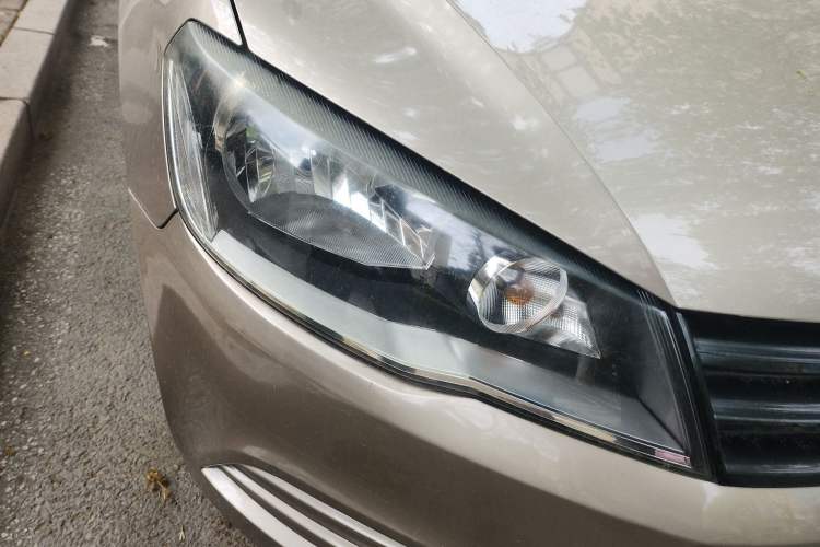 Used Volkswagen Jetta 2013 1.6L Manual Fashion Edition Right Front Headlight