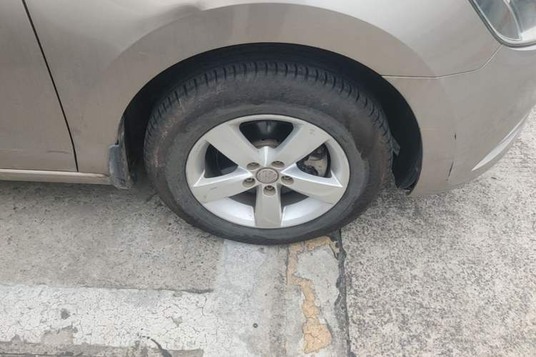 Used Volkswagen Jetta 2013 1.6L Manual Fashion Edition Right Front Wheel Hub