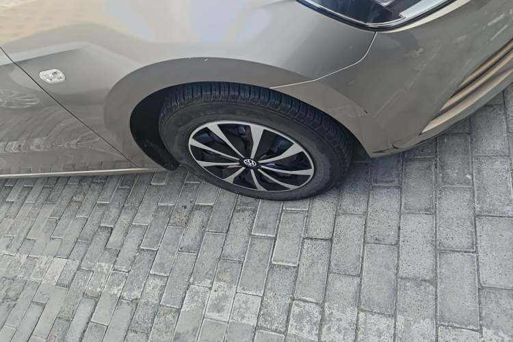 Used Volkswagen Jetta 2013 1.6L Manual Fashion Edition Right Front Wheel Hub