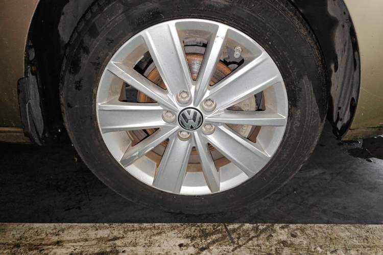 Used Volkswagen Jetta 2013 1.4L Manual Fashion Model Right Front Wheel Hub