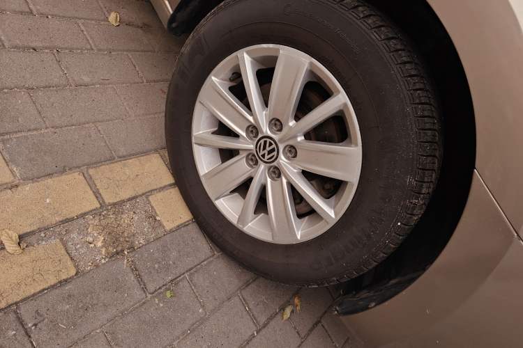 Used Volkswagen Jetta 2013 1.6L Manual Fashion Edition Right Front Wheel Hub