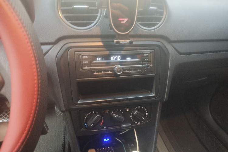 Used Volkswagen Jetta 2015 1.4L Manual Fashion Model Audio And AC Panel