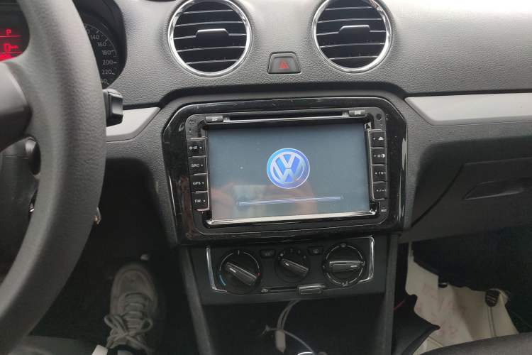 Used Volkswagen Jetta 2015 Value Edition 1.6L Automatic Comfort Version Audio And AC Panel