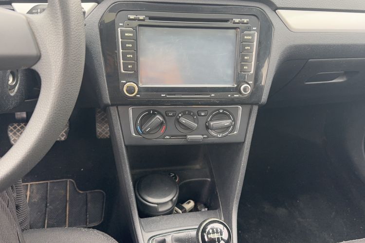 Used Volkswagen Jetta 2015 1.6L Manual Comfort Model Audio And AC Panel