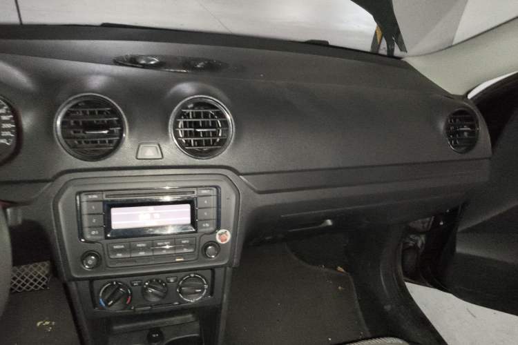 Used Volkswagen Jetta 2015 Value Edition 1.6L Automatic Fashion Version Audio And AC Panel