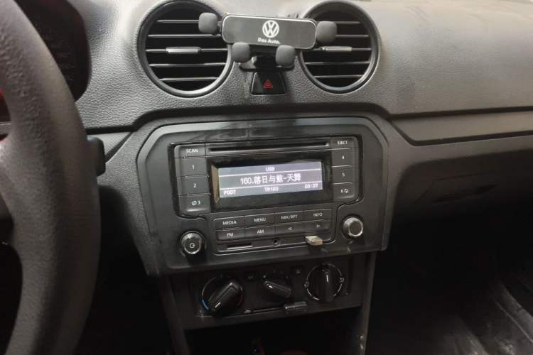 Used Volkswagen Jetta 2015 Zhuihui Edition 1.4L Manual Fashion Model Audio And AC Panel