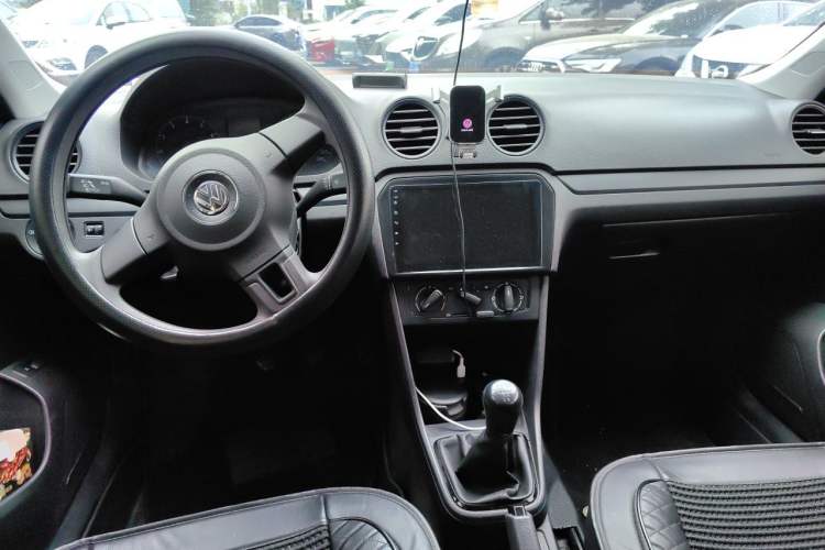 Used Volkswagen Jetta 2015 Value Edition 1.6L Manual Fashionable Style Center Console