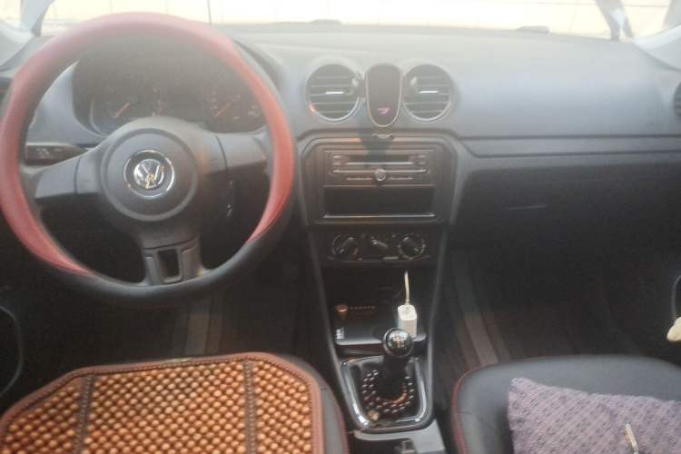 Used Volkswagen Jetta 2015 1.4L Manual Fashion Model Center Console