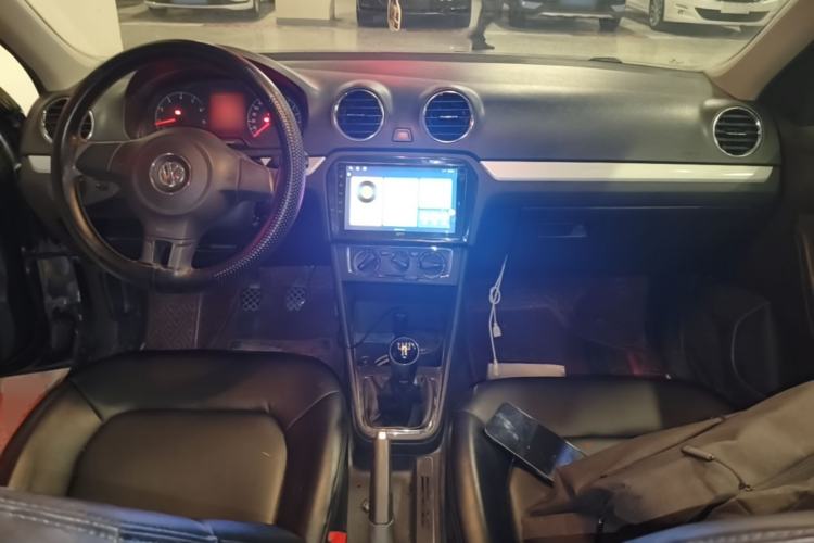 Used Volkswagen Jetta 2015 Zhuihui Edition 1.6L Manual Comfort Model Center Console
