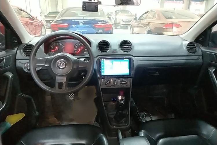 Used Volkswagen Jetta 2015 1.6L Manual Fashion Edition Center Console