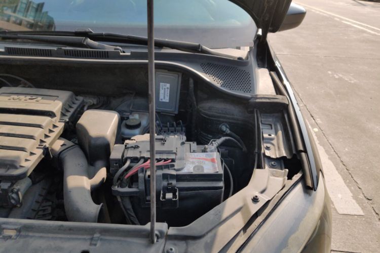 Used Volkswagen Jetta 2015 Zhuihui Edition 1.6L Manual Comfort Model Engine Bay Left