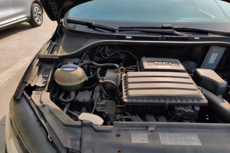 Used Volkswagen Jetta 2015 Zhuihui Edition 1.6L Manual Comfort Model Engine Bay Right