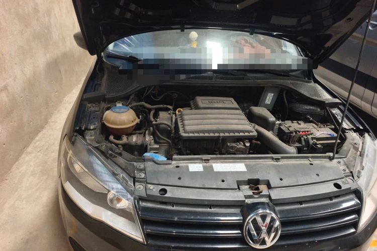 Used Volkswagen Jetta 2015 Zhuihui Edition 1.4L Manual Fashion Model Engine Bay Right