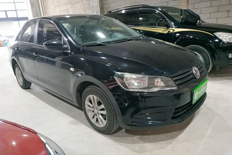 Used Volkswagen Jetta 2015 1.6L Manual Fashion Edition Front Right 45 Deg