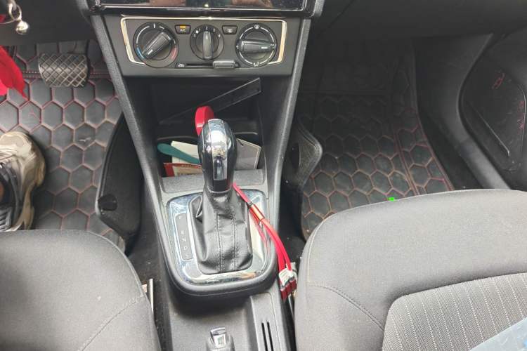 Used Volkswagen Jetta 2015 1.6L Automatic Comfort Model Gear Lever