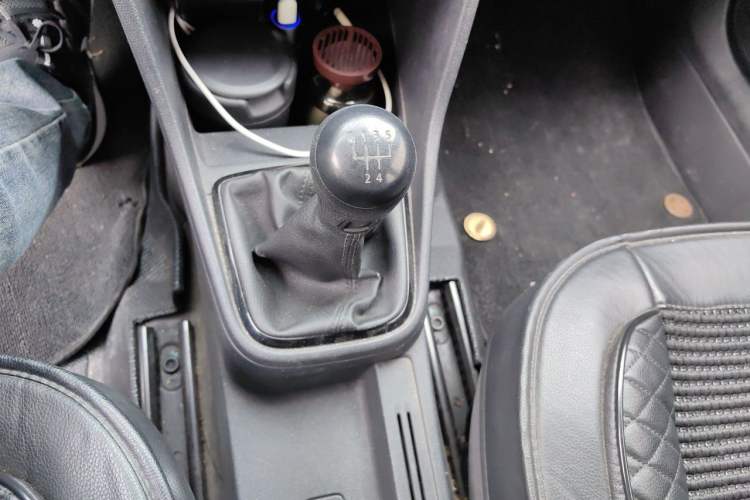 Used Volkswagen Jetta 2015 Value Edition 1.6L Manual Fashionable Style Gear Lever