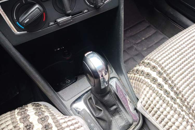 Used Volkswagen Jetta 2015 Value Edition 1.6L Automatic Comfort Version Gear Lever