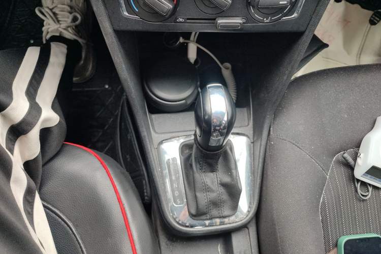 Used Volkswagen Jetta 2015 Value Edition 1.6L Automatic Comfort Version Gear Lever