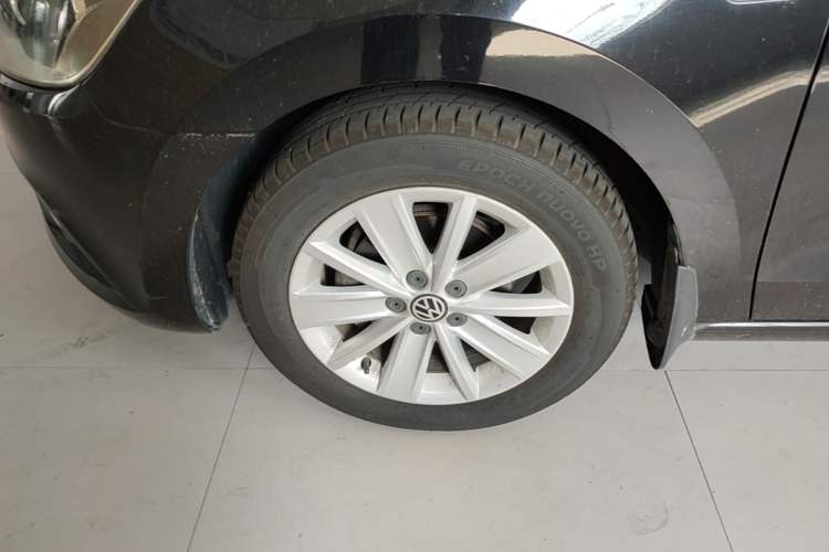 Used Volkswagen Jetta 2015 1.4L Manual Comfort Model Left Front Wheel Hub