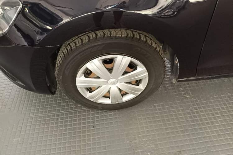 Used Volkswagen Jetta 2015 1.4L Manual Fashion Model Left Front Wheel Hub