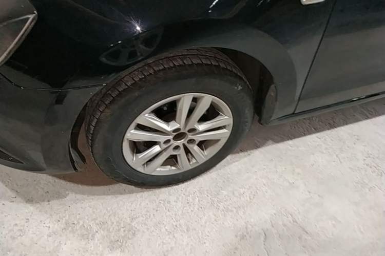 Used Volkswagen Jetta 2015 1.6L Manual Fashion Edition Left Front Wheel Hub
