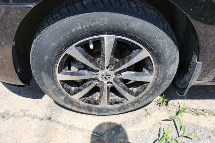Used Volkswagen Jetta 2015 Value Edition 1.6L Manual Fashionable Style Left Front Wheel Hub
