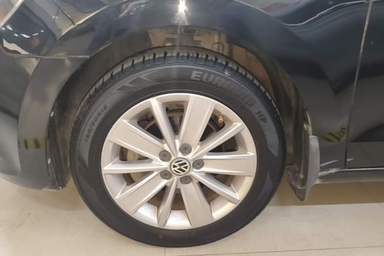 Used Volkswagen Jetta 2015 1.6L Automatic Comfort Model Left Front Wheel Hub