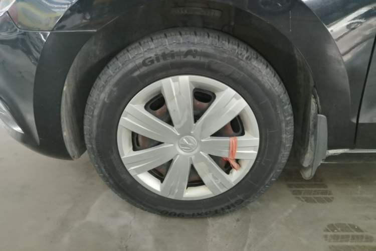 Used Volkswagen Jetta 2015 Value Edition 1.6L Manual Fashionable Style Left Front Wheel Hub