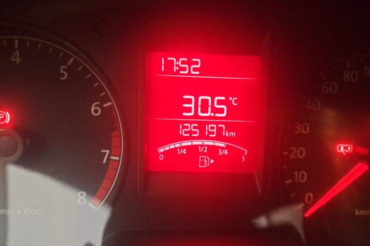 Used Volkswagen Jetta 2015 1.4L Manual Fashion Model Odometer Close Up