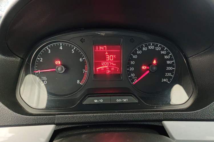 Used Volkswagen Jetta 2015 Zhuihui Edition 1.6L Manual Comfort Model Odometer Close Up