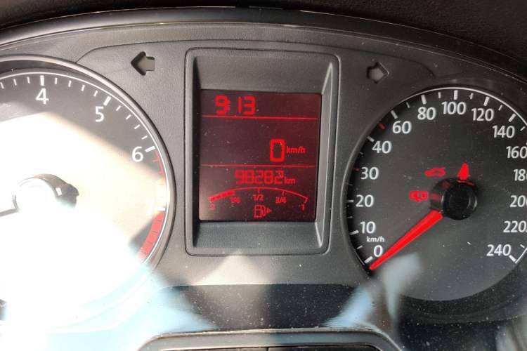 Used Volkswagen Jetta 2015 Zhuihui Edition 1.6L Manual Comfort Model Odometer Close Up