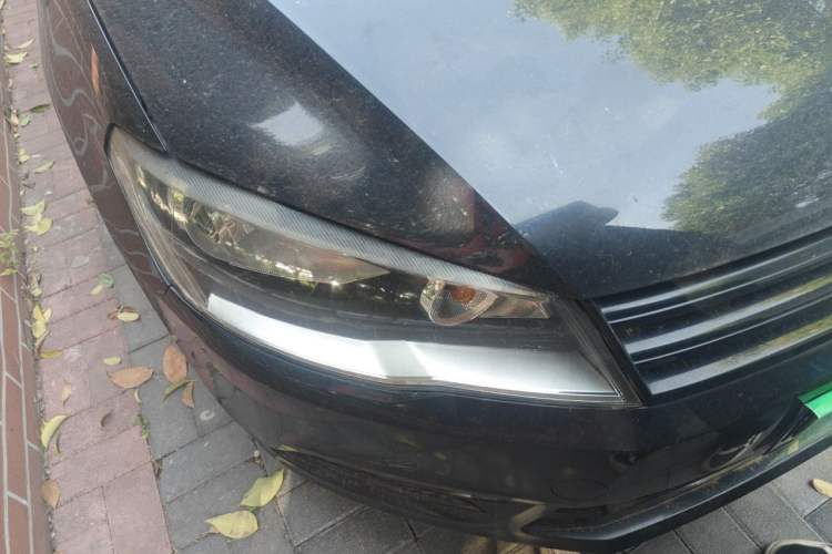 Used Volkswagen Jetta 2015 Value Edition 1.6L Manual Fashionable Style Right Front Headlight