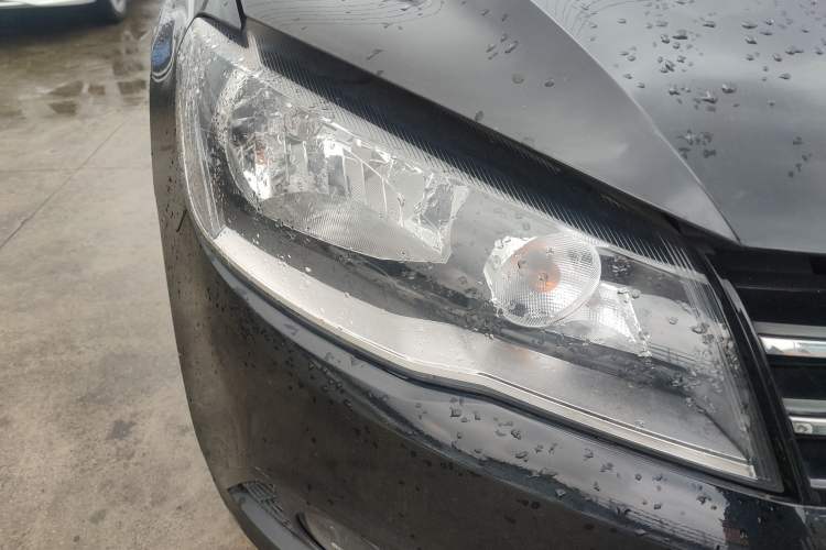 Used Volkswagen Jetta 2015 Value Edition 1.6L Automatic Comfort Version Right Front Headlight