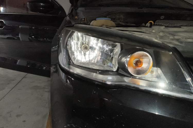 Used Volkswagen Jetta 2015 Value Edition 1.6L Automatic Fashion Version Right Front Headlight