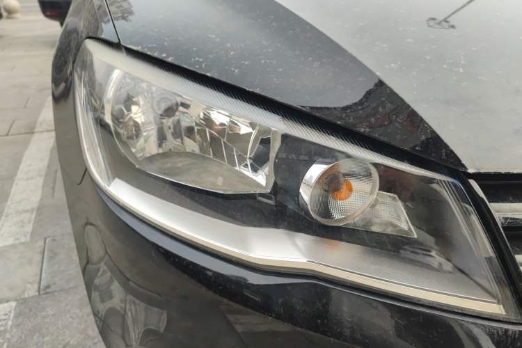 Used Volkswagen Jetta 2015 Value Edition 1.6L Manual Fashionable Style Right Front Headlight