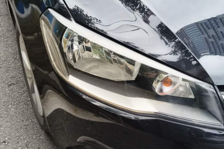 Used Volkswagen Jetta 2015 Value Edition 1.6L Automatic Comfort Version Right Front Headlight
