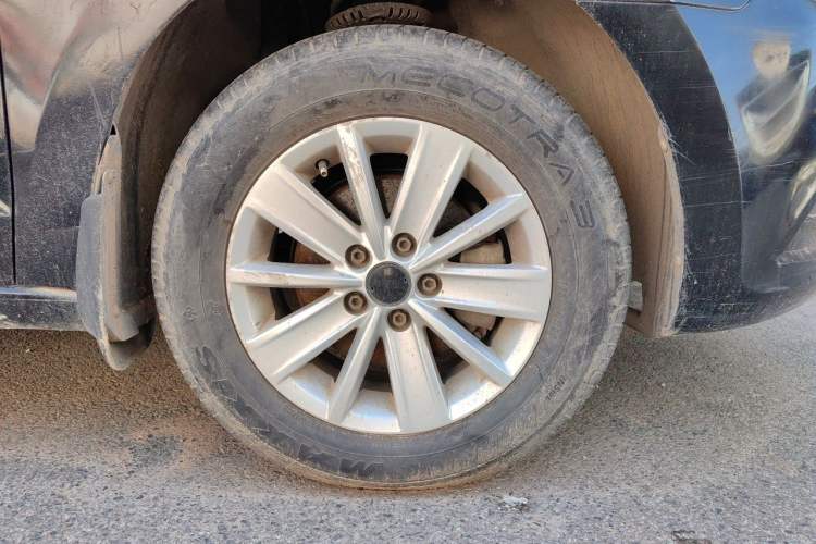 Used Volkswagen Jetta 2015 Value Edition 1.6L Manual Fashionable Style Right Front Wheel Hub