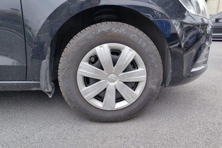 Used Volkswagen Jetta 2015 Value Edition 1.6L Manual Fashionable Style Right Front Wheel Hub