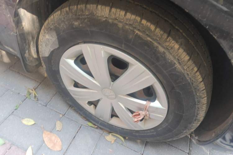 Used Volkswagen Jetta 2015 Value Edition 1.6L Manual Fashionable Style Right Front Wheel Hub