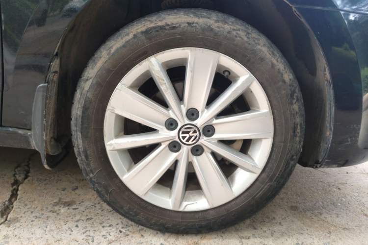 Used Volkswagen Jetta 2015 Zhihui Edition 1.4L Manual Comfort Model Right Front Wheel Hub