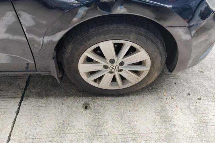 Used Volkswagen Jetta 2015 Value Edition 1.6L Automatic Comfort Version Right Front Wheel Hub