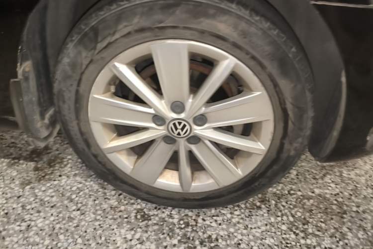 Used Volkswagen Jetta 2015 Zhuihui Edition 1.6L Manual Comfort Model Right Front Wheel Hub