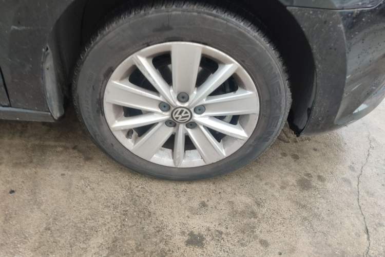 Used Volkswagen Jetta 2015 Value Edition 1.6L Automatic Comfort Version Right Front Wheel Hub